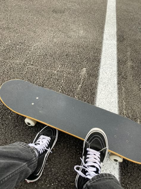 skateboard vans Skateboard Guy Aesthetic, Ethan Aesthetic Core, Skateboard Photography Aesthetic, Skateboard Aesthetic Boy, Skater Aesthetic Boy, Skate Asthetic, Maria Aesthetic, Aesthetic Skateboard, Tennis Vans