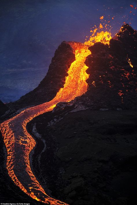 Sightseers climb to the edge of erupting Iceland volcano as lava cascades down mountainside | Daily Mail Online Volcano Pictures, Iceland Volcano, Erupting Volcano, Visuell Identitet, Greek Pantheon, Volcanic Eruption, Lava Flow, Natural Disaster, Active Volcano