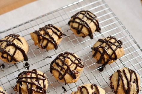 How to Drizzle Chocolate: The Plastic Bag Method Holiday Baking Recipes, Spring Cake, Chocolate Drizzle, Chocolate Covered Strawberries, Frosting Recipes, Food Stuff, How To Make Chocolate, Holiday Baking, Keto Dessert