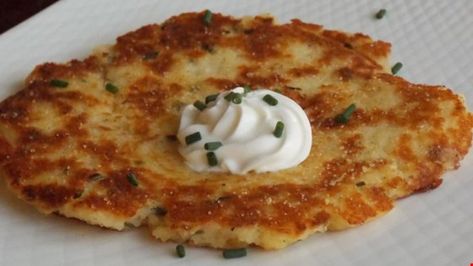 These crispy, crusty, delicious potato pancakes are nothing more than cold instant mashed potatoes shaped into patties and browned in butter. A sprinkle of chives adds color and flavor. Instant Potato Pancakes, All Recipes Pancakes, Flake Recipes, Mashed Potato Pancakes, Potatoe Pancake Recipe, Instant Potatoes, Instant Mashed Potatoes, Dried Potatoes, Potato Flakes