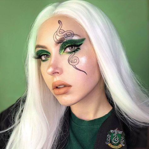 Snake Make Up Ideas, Snake Eye Makeup Look, Snake Face Makeup, Slytherin Makeup Looks, Snake Eyeliner, Snake Eye Makeup, Snake Makeup Look, Slytherin Halloween Costume, Slytherin Makeup