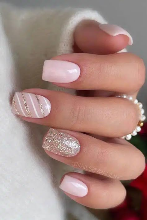 30 Simple But Chic Short Nails To Shine All Year Round January Nails, Short Gel Nails, Fancy Nails Designs, Simple Gel Nails, Work Nails, Cute Gel Nails, Short Acrylic Nails Designs, Short Nail Designs, Pastel Nails