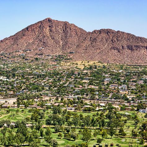 Whether you've accomplished a hike and are looking for a post-trek reward, or whether you just want to gaze at the mountain from the comfort of a restaurant patio, the Camelback area offers countless spots that offer breakfast, lunch, or dinner with a view. Green Chile Cornbread, Dinner With A View, Phoenix Restaurants, Restaurant Patio, Camelback Mountain, Desert Life, Paradise Valley, Restaurant Offers, Mountain Resort