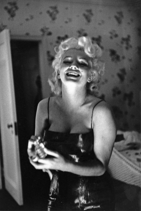 10 Old-School Perfumes That Need To Make A Comeback--so many favorites here! Oud Hollywood, Marilyn Monroe Poster, Gordon Parks, Chi Town, Chanel No 5, Marilyn Monroe Photos, Norma Jean, Actrices Hollywood, Norma Jeane