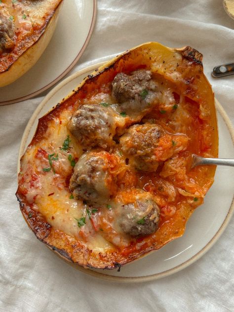 Meatballs Gluten Free, Spaghetti Squash Boats, Spaghetti Squash Boat, Squash Boats, Gluten Free Meatballs, Gluten Free Spaghetti, Squash Pasta, Paleo Lunch, Spaghetti And Meatballs