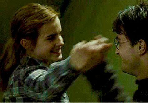 sweet and funny  #friendshipgoals Harry Potter Animated, Hogwarts Dark Academia, Harmony Harry Potter, Harry Potter Nails, Deathly Hallows Part 1, Dance Gif, Harry And Hermione, The Deathly Hallows, Famous Movie Scenes