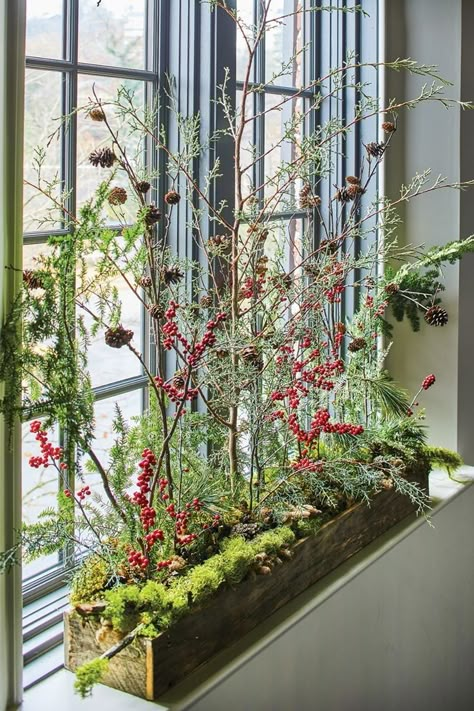 Holiday Arrangement, Deco Nature, Natural Christmas, Christmas Arrangements, Floral Designer, Deco Floral, Christmas Window, Christmas Floral, Window Box