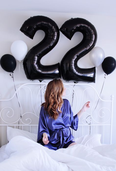 22nd birthday photoshoot Birthday Photo Shoot Outfits, 29th Birthday Photoshoot, 29th Birthday Photoshoot Ideas, Creative Photoshoot Ideas Outdoor, Latina Birthday, 22nd Birthday Photoshoot, Photo Shoot Style, 28th Birthday Ideas, 21st Birthday Pictures