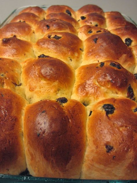 Raisin Rolls Recipe, Easter Ham Dinner, Raisin Rolls, Belgian Bun, Raisin Buns, Tea Buns, Johnny Cakes Recipe, Hawaiian Sweet Breads, Yeast Bread Rolls