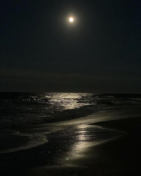 noah (@noahulian) on Threads Sea Video, Dark Beach, Ocean At Night, Beach At Night, Beach Night, Moon Pictures, Night Scenery, Beautiful Moon, Homescreen Wallpaper