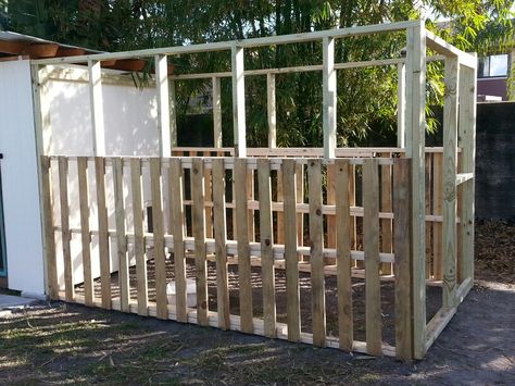 Chicken Run Enclosure, Chicken Run Out Of Pallets, Chicken Pen Out Of Pallets, Diy Pallet Chicken Run, Chicken Run Pallets, Diy Chicken Enclosure, Chicken Run With Pallets, Pallet Chicken Tractor, Easy Chicken Run Ideas