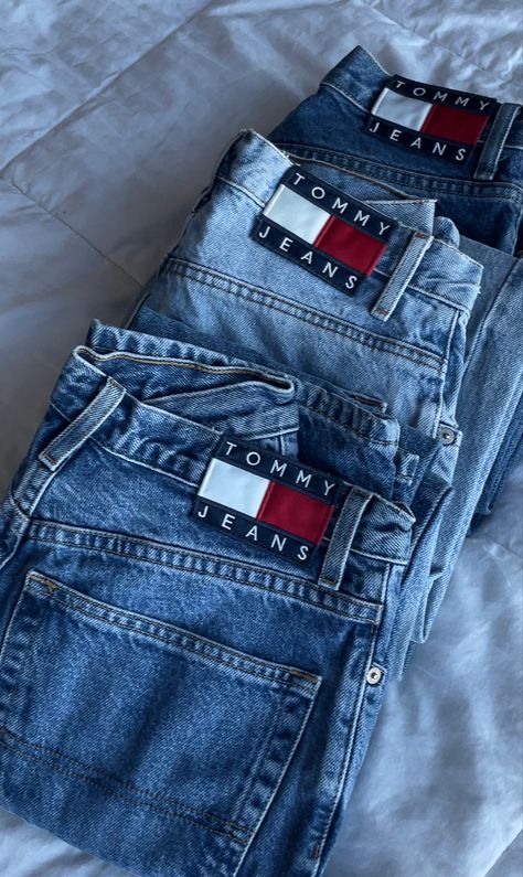 Tommy Hilfiger Jeans Outfit, Tommy Hilfiger Aesthetic, Tommy Hilfiger Outfits, Style Inspo Aesthetic, Tomy Hilfiger, Tommy Jeans Sweatshirt, Jeans Outfit Men, Khaki Pants Men, Tshirt Design Men