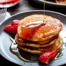 Pancakes Dairy Free, Milk Pancakes, Light And Fluffy Pancakes, Dairy Free Pancakes, How To Make Oats, Butter Alternative, Strawberry Banana Smoothie, Pancakes Ingredients, Buttermilk Pancakes