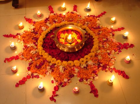 Diya Decoration Ideas, Rangoli Simple, Diwali Decoration Items, Diwali Decorations At Home, Housewarming Decorations, Diy Diwali Decorations, Diwali Diya, Rangoli Ideas, Flower Decorations Diy