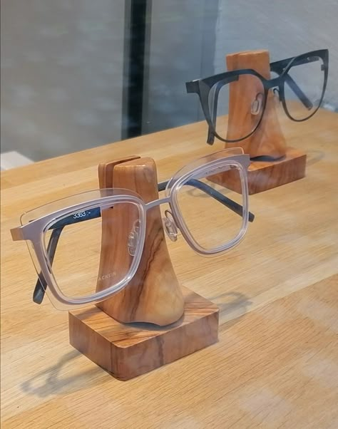 Glasses Stand Diy, Wooden Glasses Holder, Garage Workbench Plans, Electronic Workbench, Glasses Stand, Wood Jewelery, Scroll Saw Patterns Free, Diy Workbench, Glasses Holder