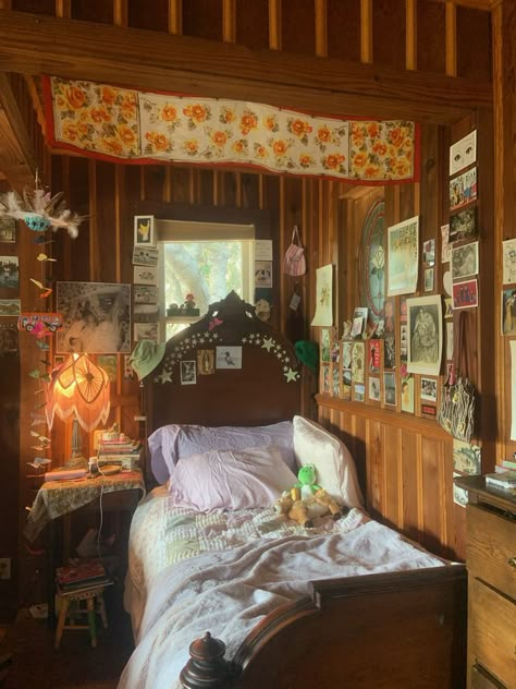 Wooden Room Inspiration, Large Vintage Bedroom, Neat Maximalist, 1980s Bedroom Vintage, Spell Room Aesthetic, Treehouse Bedroom Aesthetic, Natalie Lete Home, Vintage Bedroom Curtain Ideas, Cozy Room Decor Vintage