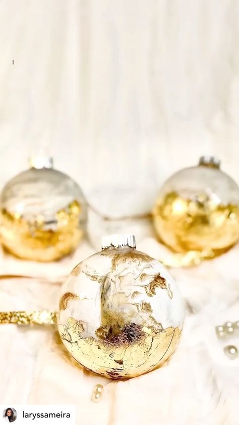 sddecor on Instagram: Happy Thursday ✨ Get ready for some beautiful diy ornament inspo. Today’s feature is @laryssameira I hope you are inspired! Make sure… Diy Gold Christmas Ornaments, Diy Christmas Ornaments Videos, Marble Christmas Ornaments, Sage Christmas, Kersfees Idees, Marble Ornaments, Diy Christmas Deco, Diy Natal, Glitter Ornaments Diy