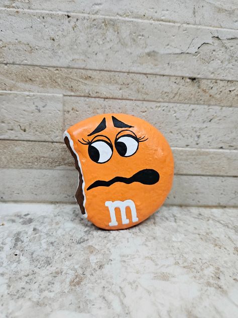 M&m Painted Rocks Ideas, Fun Rock Painting Ideas, M M Rock Painting, M M Painted Rocks, Small Rock Painting Ideas, Painted Rock Art, Drawing Rocks, Rock Landscape, Garden Rocks