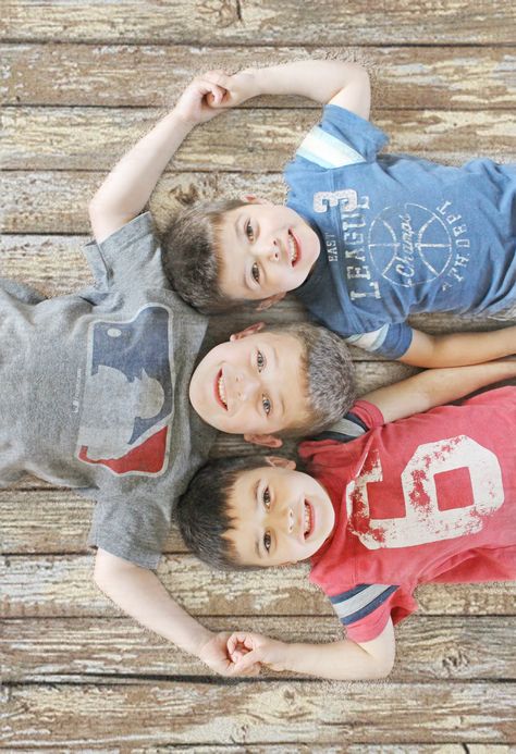 Cute shot. Three boys. Poses Family Of Three, Brother Sister Photography, Sibling Photography Poses, Brother Pictures, Sibling Photo Shoots, Large Family Poses, Brothers Photography, Brother Photos, Sibling Pictures