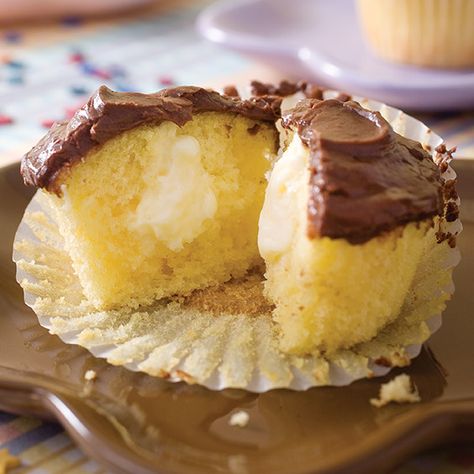 A creamy pudding and rich chocolate topping transform a boxed cake mix into these easy Boston Cream Cupcakes. Creme Cupcake, Boston Cream Cupcakes, Cake Mix Cupcakes, Creamy Pudding, Eat Cupcakes, Cream Cupcakes, Boston Cream Pie, Boston Cream, Cooking Chocolate