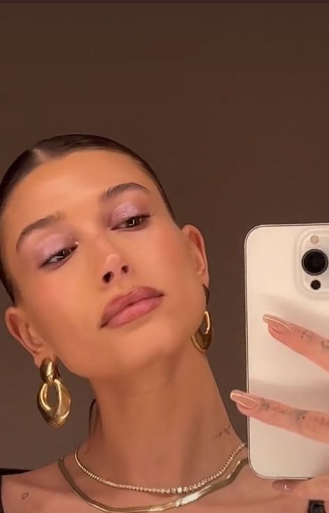 Hailey Makeup Looks, Hailey Bieber Makeup Looks, Hailey Makeup, Hailey Bieber Makeup, Hayley Bieber, Purple Eye Makeup, Zendaya Style, Batons Matte, Peinados Recogidos