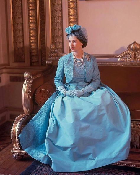 ... on Instagram: “Queen elizabeth II on her sister wedding day | 1960 ✨ . Picture from @/a.royal.moment ✨ . . #queenelizabeth#princessmargaret#royalwedding…” Princess Margaret Wedding, Queen Gown, Norman Hartnell, Rainha Elizabeth Ii, Hm The Queen, Cecil Beaton, Elisabeth Ii, Princess Elizabeth, Turquoise Dress