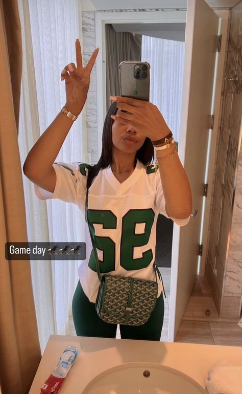 Wag Football Outfits, Football Mom Outfits Black Women, Ny Jets Gameday Outfit, Casual Basketball Game Outfit Women, Nfl Game Outfit Black Woman, Nfl Wag Outfit, Women’s Football Jersey Outfit, Nfl Game Day Outfit Black Woman, Sports Bar Outfits For Women