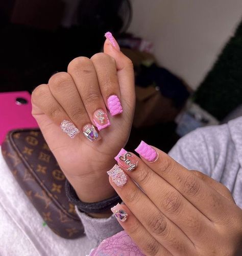 Short Pink Freestyle Nails, Short But Extra Nails, Pink Bling Nails Short, Freestyle Nails Short, Short Bling Nails, Nails 70s, Pink Bling Nails, Gucci Nails, Acrylic Nail Set