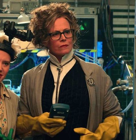 The 2016, all-female remake of the iconic Ghostbusters got some mixed reviews. But everyone could agree the cameos from some of the original cast members was a great touch. Sigourney Weaver Ghostbusters, Sigourney Weaver Young, Ghostbusters 3, Monster Museum, Ghostbusters 2016, Sigourney Weaver, Kate Mckinnon, Originals Cast, Movies 2016