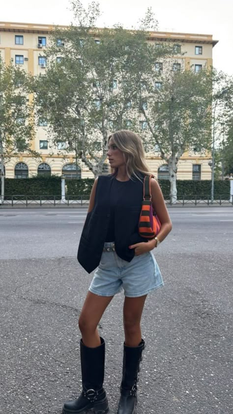 Boots Jean Shorts Outfit, Buckle Boots Outfit Summer, Barcelona Summer Style, Buckled Boots Outfit, San Francisco Outfit Summer Street Style, Moto Boots Outfit Summer, Motto Boots Outfits, Black Moto Boots Outfit, Biker Boots Outfit Summer