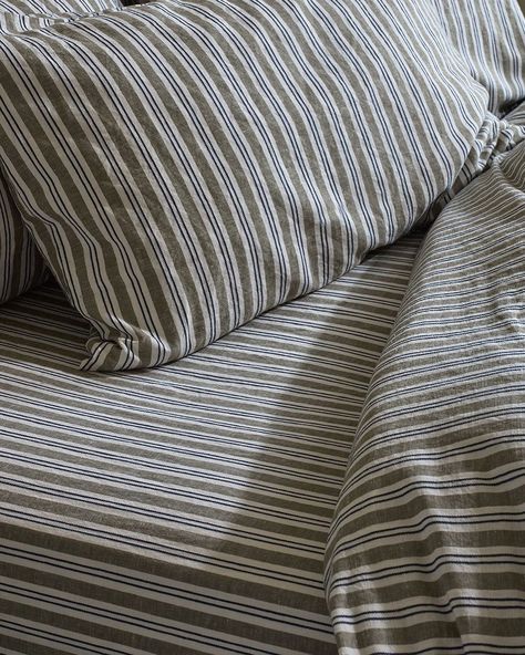 Patterned Bed Blanket, Cool Sheets Bedding, Striped Linen Bedding, Mens Bedding, Bedding For Men, Cool Bed Sheets, Yellow Bathroom Accessories, Bedding Aesthetic, Colored Sheets