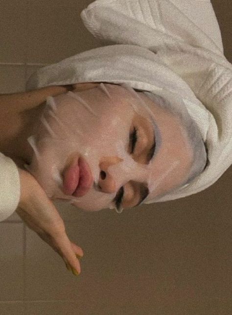 Moisturized Skin Aesthetic, Skin Care Mask Aesthetic, Face Mask Pictures Aesthetic, Self Care Aesthetic Face Mask, Aesthetic Face Mask Selfie, Skin Health Aesthetic, Unique Self Care Ideas, Vision Board Ideas Skin Care, Glowing Skin Vision Board