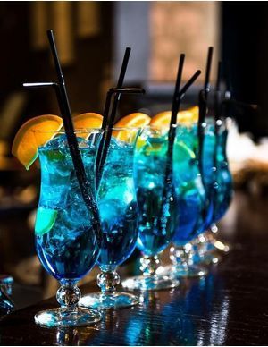 Recettes de cocktails au curaçao - Elle à Table Beach Theme Wedding Cakes, Pretty Alcoholic Drinks, Cocktail Shots, Sparkling Cocktail, Colorful Drinks, Blue Cocktails, Fancy Drinks, Cocktail Recipes Easy, Pretty Drinks