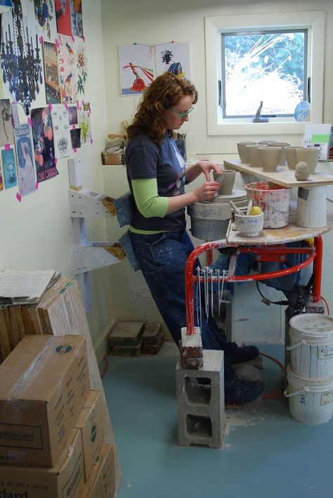 Kristen Kieffer stands to throw. Great shot of her set up. Note feet positions as well. Throwing Pottery, American Ceramics, Wheel Throwing, Pottery Workshop, Ceramic Workshop, Studio Furniture, Dream Studio, Pottery Tools, Functional Pottery