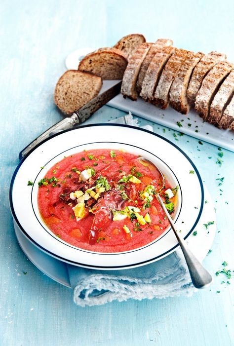 Bewaar recept salmorejo met serranoham aantal 4 | hoofdgerecht | weekend | spaans | Fan van gazpacho? Probeer deze versie! Wij zijn ondertussen verslaafd aan deze fluwelige, frisse tomatensoep. Begin op tijd zodat alle smaken goed kunnen intrekken.Of maak pittige gazpacho met krab. kooktijd20 minutenWachten2 uurtotale tijd2 uur 20 minuten ingrediënten1,2 kilo trostomaten rijp2 brood … Lunch Inspiration, Delicious Magazine, Gazpacho, Magazine, Ethnic Recipes, Van