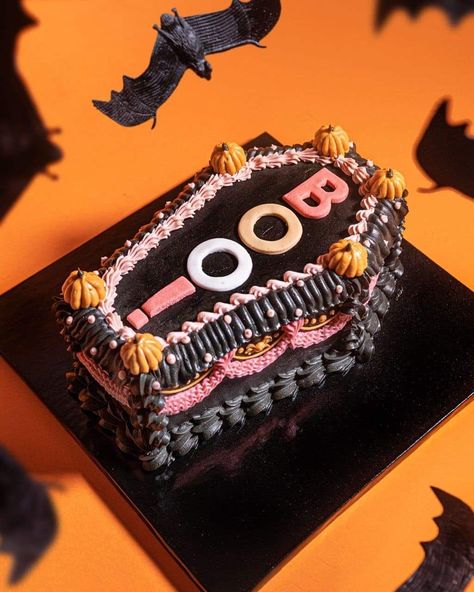 Vintage Halloween Cake, Halloween Coffin Cake, Spooky Spring, Coffin Cake, Halloween Cake Ideas, Halloween Cooking, Monster Food, Decorative Food, Sweet And Spooky