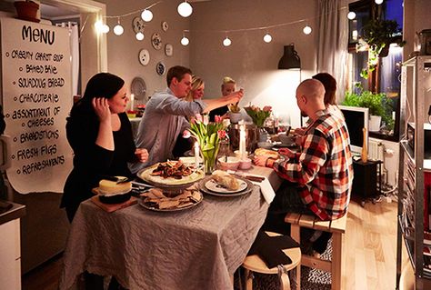 5 Steps to Host a Dinner Party in a Small Space Dinner Hosting Ideas, Apartment Party, Group Dinner, Party Seating, Hosting Dinner, Dinner Party Table, Small Deck, Space Party, Gathering Space