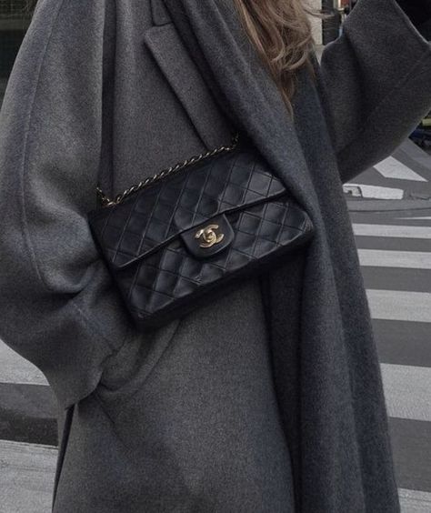 Chanel Flap Bag Outfit, Chanel Aesthetic Outfit, Chanel Bag Outfit, Chanel Bag Classic, Chanel Classic Flap Bag, Vintage Chanel Bag, Street Style Bags, Lady D, Chanel Flap Bag