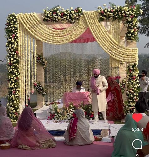 Gurudwara Decoration, Wedding Pandal, Anand Karaj Decor, Traditional Mandap, Indian Outdoor Wedding Decor, Palace Decor, Vidhi Mandap, Mandap Ideas, Mandap Design