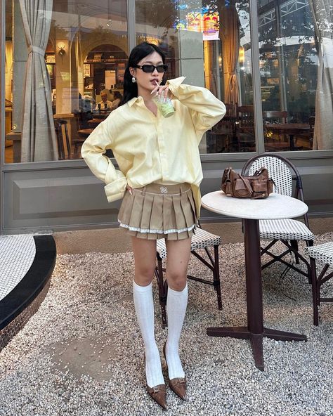 Trust Us, This Preppy Outfit Is A Must-Try Yellow And Blue Outfits Women, Preppy Concert Outfit, Old Preppy Style, 90s Preppy Outfits, Vintage Preppy Outfits, Outfit Jaune, 90s Preppy Fashion, Preppy Style Aesthetic, Cream Skirt Outfit