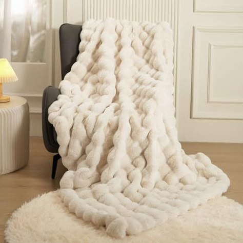 Anna Schottin's Amazon Page Blanket Fluffy Aesthetic, Cute Fuzzy Blankets, Blankets For Bedroom, Soft Knitted Blanket, Cute Blankets For Teens, Cute Throw Blanket, Bed Blanket Aesthetic, Chunky Knit Blanket Aesthetic, Aesthetic Throw Blankets