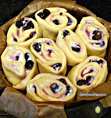 Blueberry Cream Cheese "Cinnamon" Rolls: To save time, use filling recipe with frozen (thawed) bread dough. Frozen Bread Dough, Food Bakery, Blueberry Cream Cheese, Sweet Rolls, Sticky Buns, Blueberry Recipes, Bread Recipes Sweet, Cheese Bread, Dessert Bread