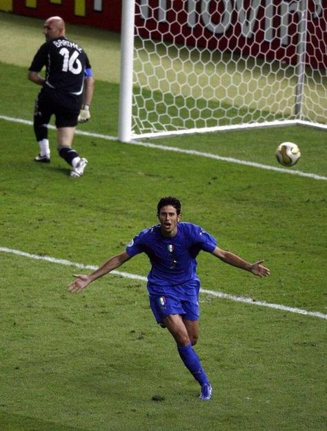 Fabio Grosso 2006 Germany #Italy #Azzurri #WorldCup Football Italy, Italy World Cup, Italy Team, Football Champions, Italy Logo, Best Football Players, Brendan Fraser, Pumped Up Kicks, Lucky Man