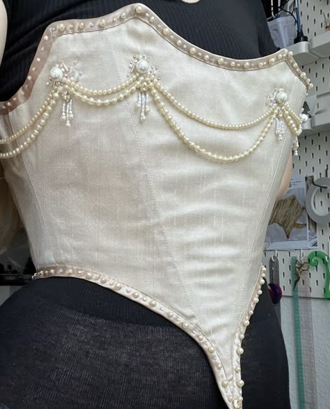 Beading Designs On Corset, Corset With Beads, Seashell Corset, Corset With Pearls, Pearls Corset, Haute Couture Corset, Pearl Corset Top, Types Of Corsets, Corset Clothes