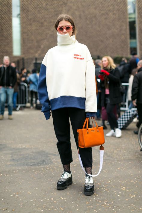 #whowhatwear Photos Black And White, Fashion Trend Inspiration, London Fashion Week Street Style, Tokyo Street Fashion, Street Style 2017, Fashion Office, Outfit Vintage, Fashion Trends Winter, London Street Style