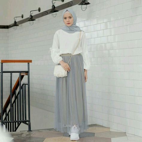 Style Hijab Casual Simple, Outfit Rok, Hijabi Mode, Style Hijab Casual, Style Hijab Simple, Hijab Stile, Hijab Look, Street Hijab Fashion, Modern Hijab Fashion