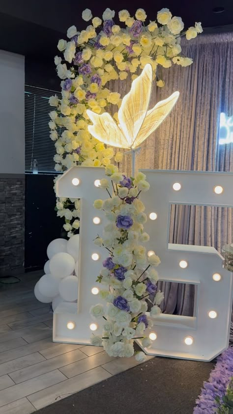 ℱ𝗂𝖾𝗌𝗍𝖺 𝖽𝖾 𝒯𝖾𝗆𝖺𝗌✨| Event Decor | 𝐐𝐮𝐢𝐧𝐜𝐞𝐚𝐧̃𝐞𝐫𝐚 ✨ . . . #quinceañera #quinceaños #quinceanera #quinceañeras #quinceañeranyc #mis15años👑 #quinceañosdecoracion... | Instagram Quince Theme Ideas, Quince Decorations Ideas, Quinceanera Venue, Purple Quinceanera Theme, Red And Gold Quince, Rapunzel Wedding, Quince Decor, Quinceanera Bouquet, Quince Themes