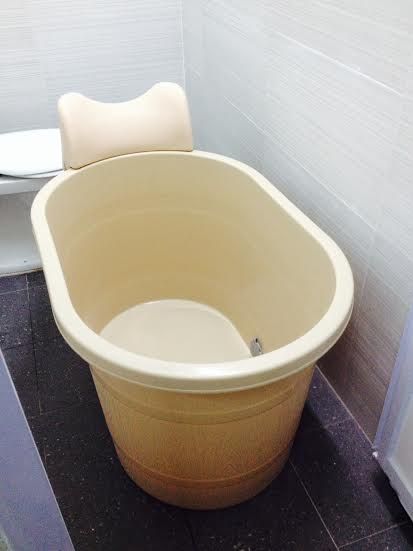 Singapore House, Mini Bathtub, Plastic Bathtub, Portable Bathtub, Bathroom Improvements, Houses Interior, Small Bathtub, Bath Tubs, Van Living