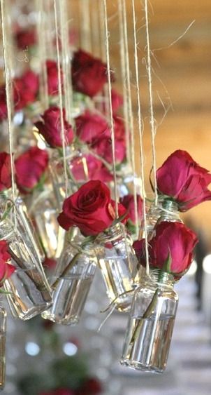 Rosas vermelhas esta no alge.Clássico .... Hanging Jars, Rustic Wedding Decorations, Tafel Decor, Deco Floral, Romantic Weddings, Red Wedding, Simple Weddings, Design Floral, San Valentino