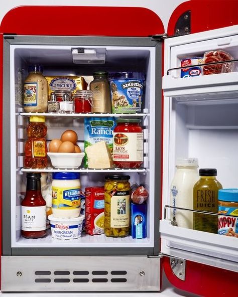 College Mini fridge made easy! College Fridge, Dorm Room Essentials List, Dorm Room Organization Diy, Dorm Room Necessities, Dorm Fridge, Cool Mini Fridge, Momofuku Milk Bar, Eleven Madison Park, Hidden Valley Ranch